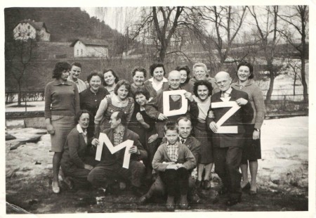 Z oslav MDŽ v roce 1967, v popředí klečí tehdejší šéf skladu pan Jaroslav Valnoha
